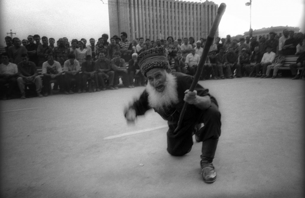  Танец "Зикр" в центре Грозного во время митинга против ввода федеральных войск.  Ноябрь 1994