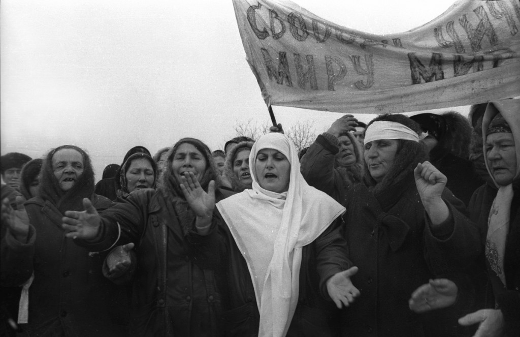 Чеченские женщины на трассе ведущий в Грозный протестуют против ввода федеральных войск. Декабря 1994
