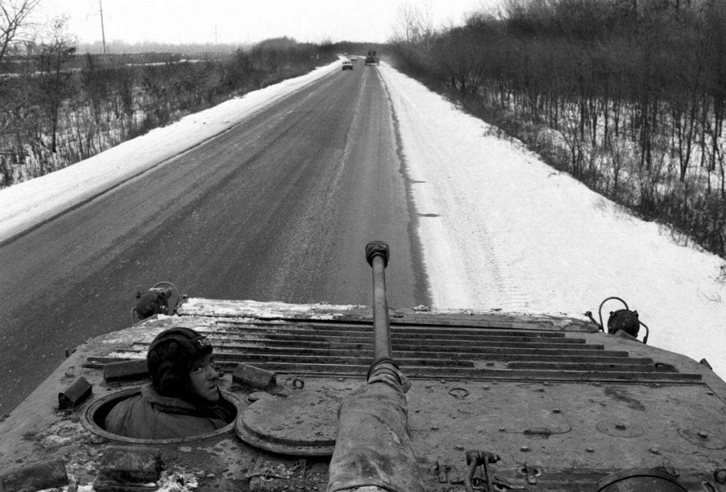 Танки на трассе, ведущей в Грозный, декабря 1994