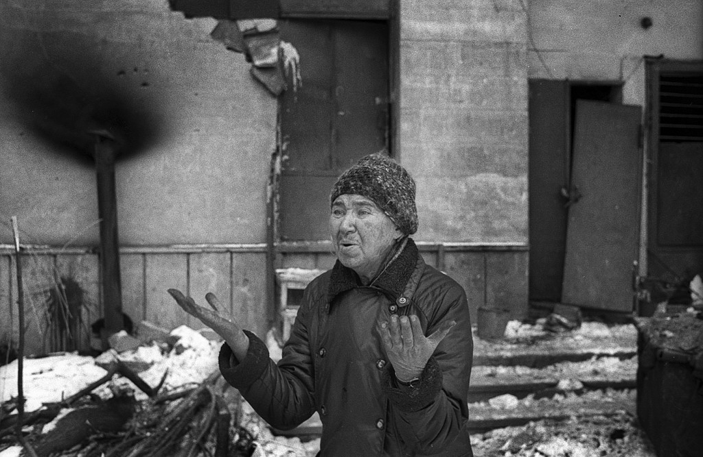 Русская женщина живущая в подвале своего дома со времени начала войны, Грозный центр, февраль 1995