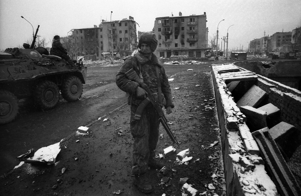 Российский солдат в центре города. март 1995