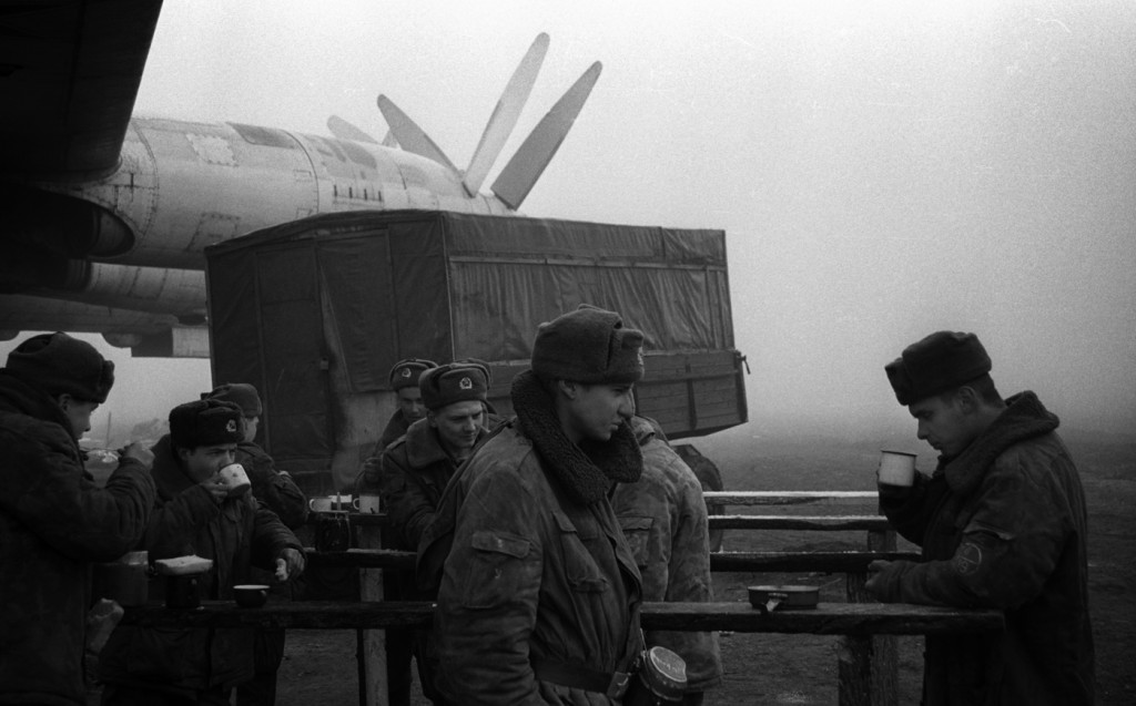 Российские солдаты на военной базе в Моздоке, февраль 1995