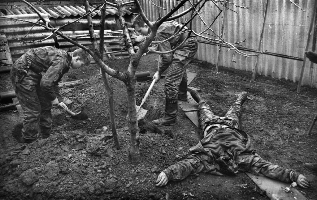 Российские солдаты хоронят чеченского боевика с отрубленной головой и следами пыток, центр Грозного, март 1995