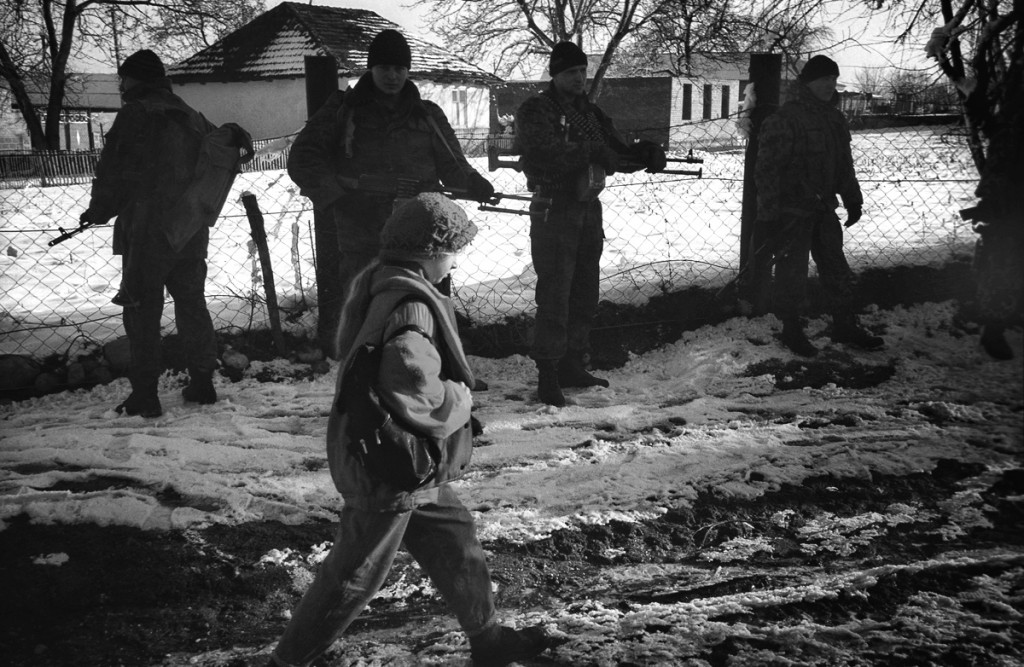 Девочка и солдаты, март 1995