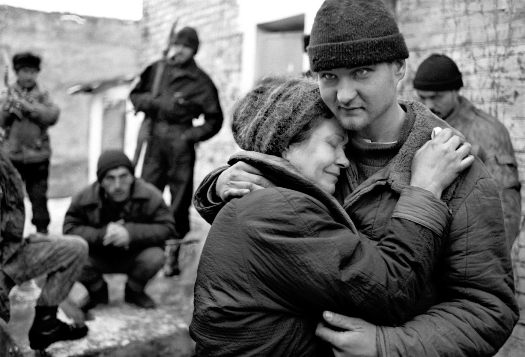 Мать нашла своего сына Романа (спецназ ГРУ) в чеченском плену, Шали, январь 1995